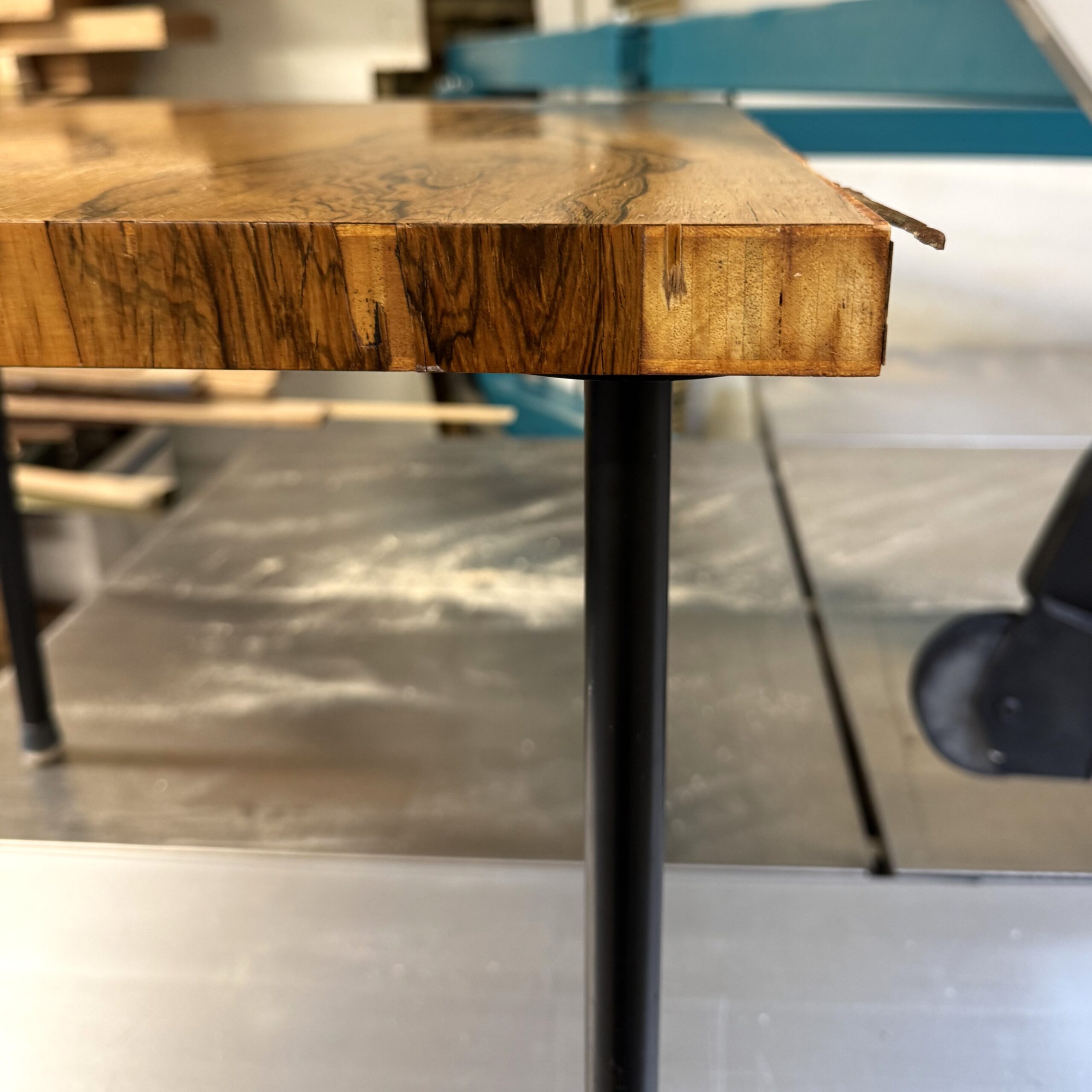 Palisander sidebord finerskader (inden restaurering)